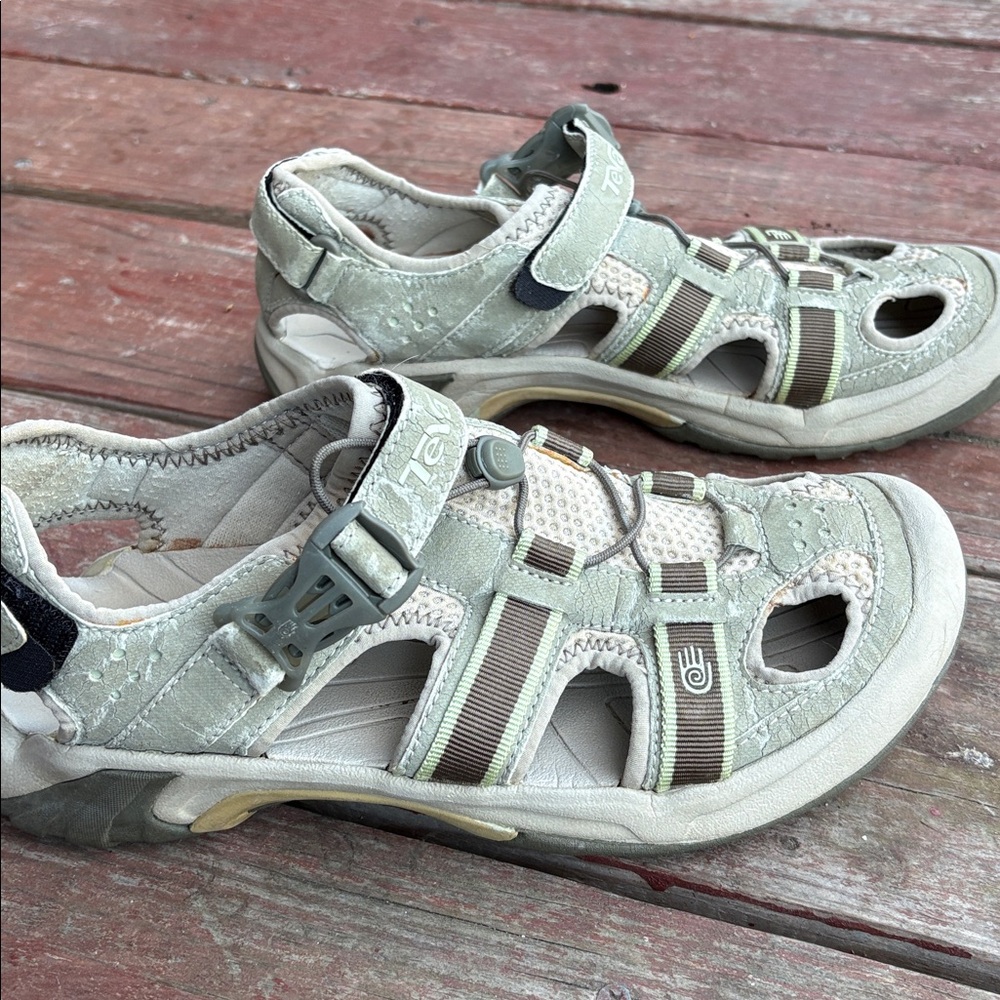 Woman’s Teva hiking sandals Omnium